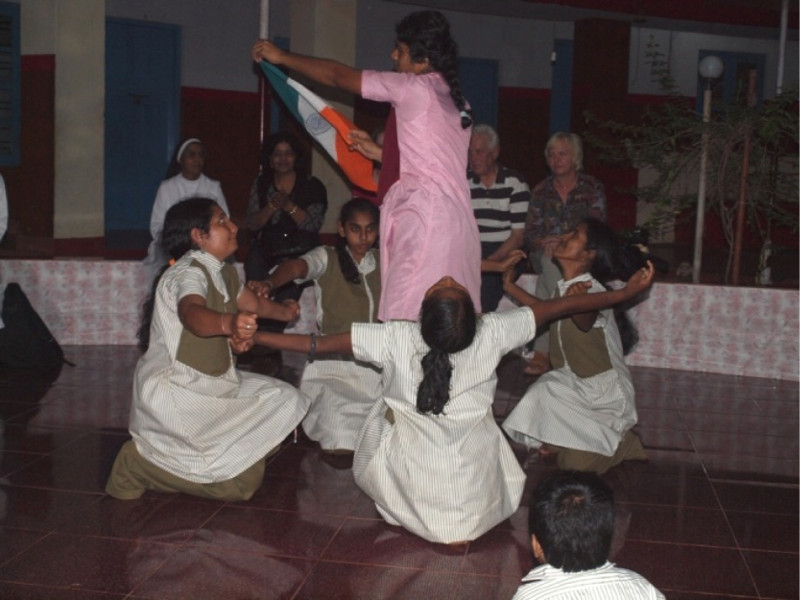 Tanzende Kinder in einem südindischen Schulprojekt für Straßenkinder.