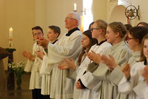 Messdiener beim Priesterjubiläum in der St. Willehad Kirche