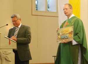 Norbert Skowronek, Vorsitzender Pfarreirat, gratuliert Dechant Bolten