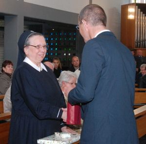 Dechant Bolten überreicht Sr. Reginatis zum Abschied ein Geschenk