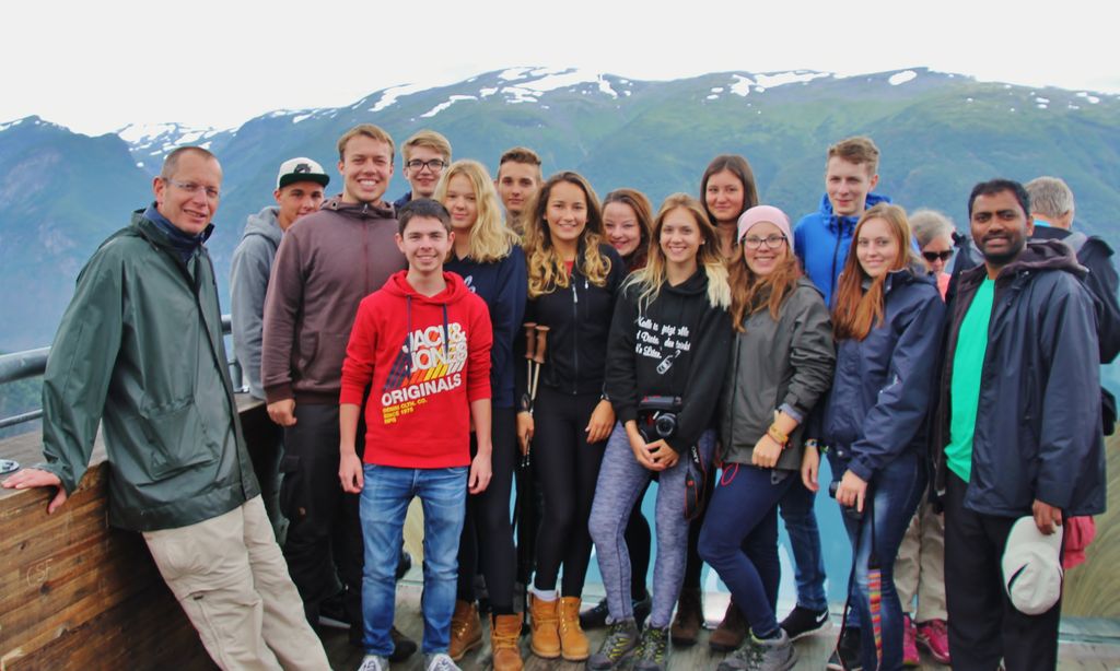 Jugendliche genießen Norwegens Natur