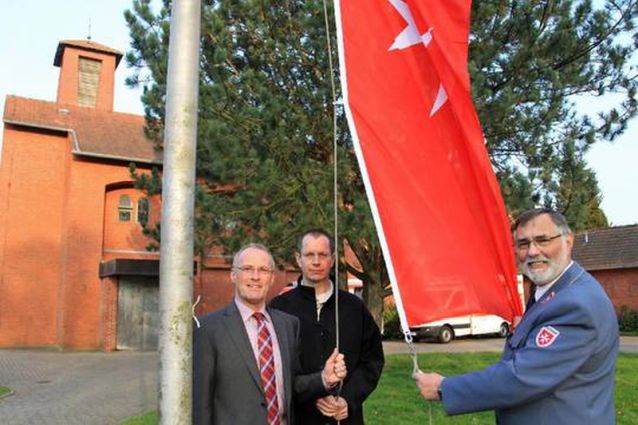 Im April 2014 hissten der damalige MHD- Diözesangeschäftsführer Sebastian Kliesch, Pfarrer Andreas Bolten und Stadtbeauftragter Norbert Witton die Malteser-Fahne an der früheren Kirche St. Michael, wo die Stadtgliederung jetzt ihren Sitz hat. 