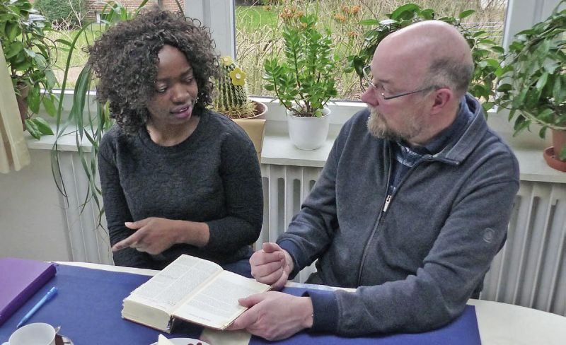 Lebendige Diskussionen beim Bibelgespräch in Wilhelmshaven: Anaél Nguedjio und Pfarrer Holger Kintzinger. Die 24-jährige Studentin aus Kamerun wird dort in der Osternacht getauft.