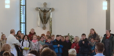 Gruppe von Kindern vor dem Altar