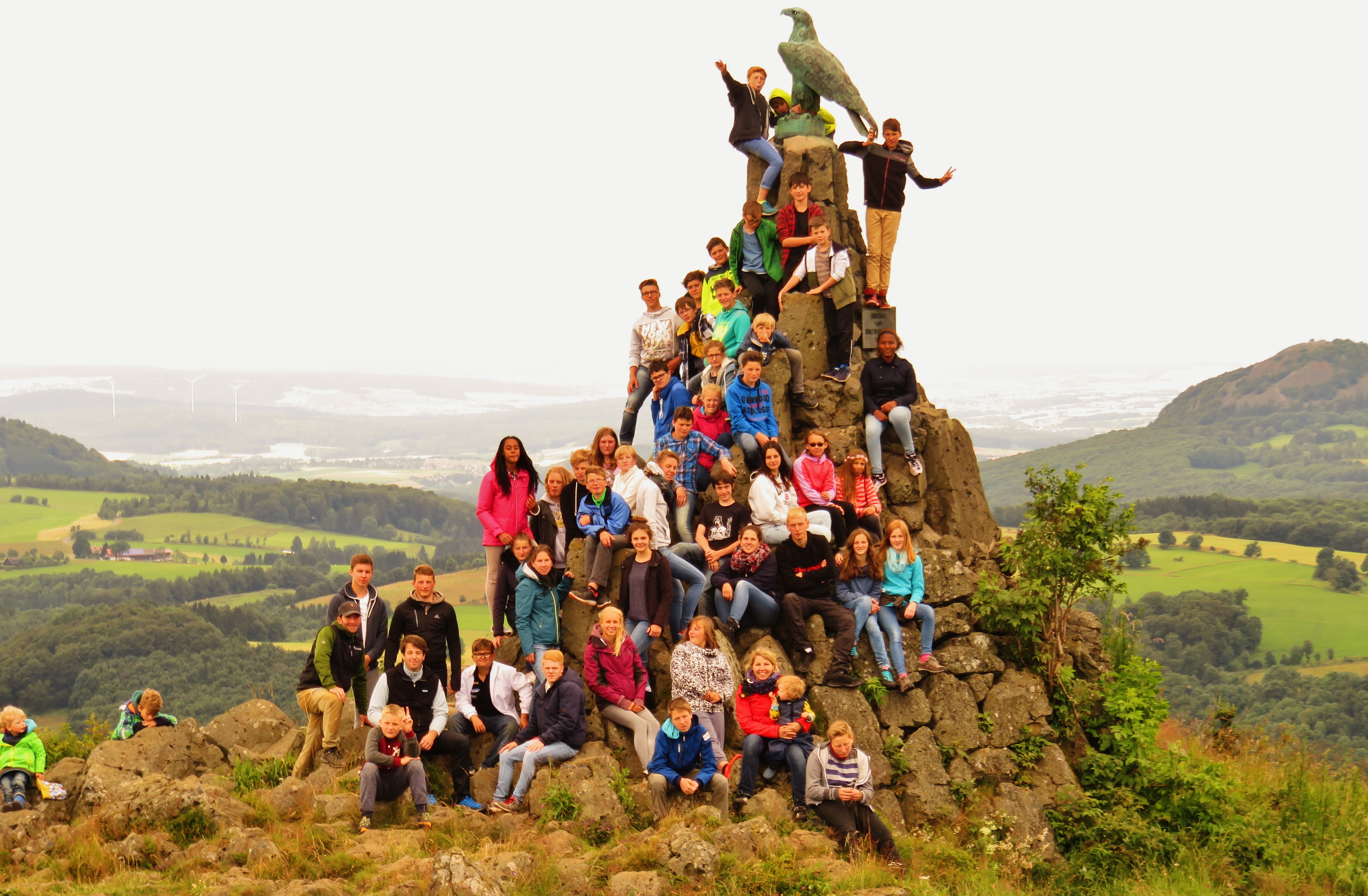 Gruppenfoto am Fliegerdenkmal auf der Wasserkuppe